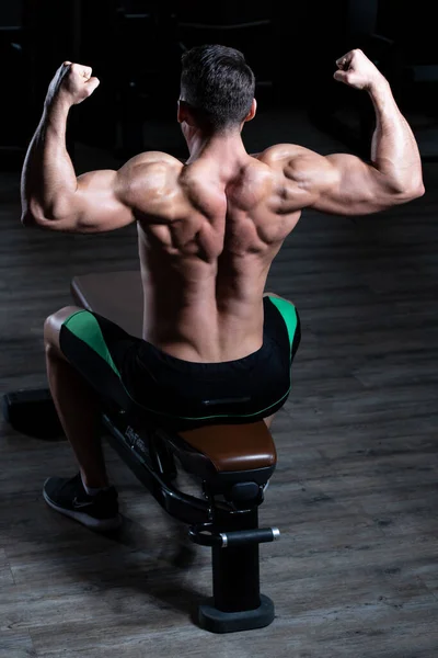 Przystojny Młody Człowiek Stojący Silny Siłowni Flexing Muscles Muscular Athletic — Zdjęcie stockowe