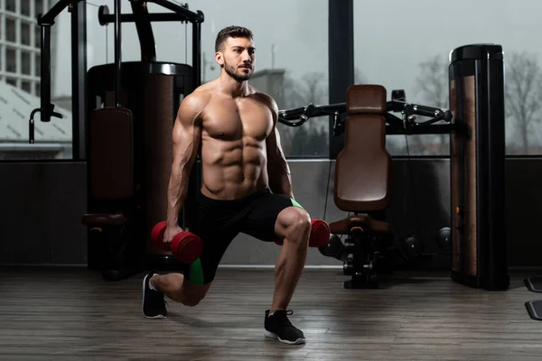 Stark Man Gymmet Träna Ben Med Hantlar Muscular Athletic Bodybuilder — Stockfoto