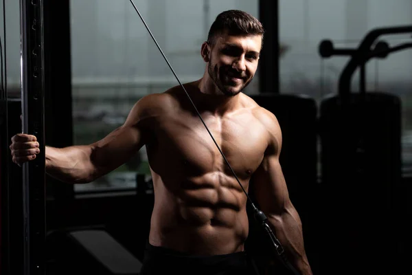 Mannen Gymmet Tränar Sina Triceps Maskin Med Kabel Gymmet — Stockfoto