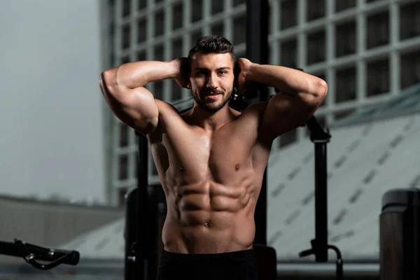 Beau Jeune Homme Debout Fort Dans Gymnase Les Muscles Flexibles — Photo