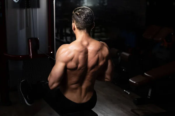Knappe Bodybuilder Doet Zware Gewicht Oefening Voor Terug Machine — Stockfoto