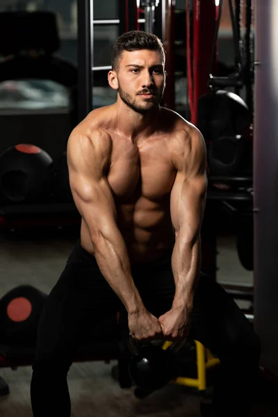Exercício Homem Com Sino Chaleira Músculos Flexantes Exercícios Modelo Aptidão — Fotografia de Stock