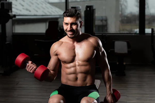 Atleta Che Lavora Fuori Bicipiti Una Palestra Dumbbell Concentration Curls — Foto Stock