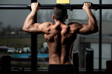 Adam atlet yapıyor Ups - spor salonunda barfiks çekmek çekmek