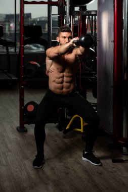Kettle Bell ve Flexing Muscles ile Egzersiz Yapan Adam - Kaslı Atletik Vücut Geliştirici Fitness Modelleri