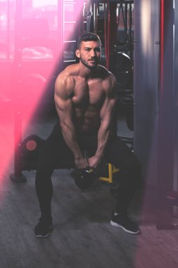 Kettle Bell ve Flexing Muscles ile Egzersiz Yapan Adam - Kaslı Atletik Vücut Geliştirici Fitness Modelleri