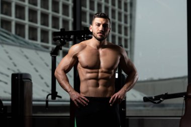 Spor Salonunda Güçlü Duran Genç Adam - Kas Atletik Vücut Geliştirici Spor Sonrası Spor Pozisyonu