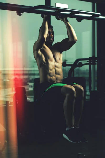 Homem Realizando Pendurado Perna Levanta Exercício Dos Exercícios Mais Eficazes — Fotografia de Stock