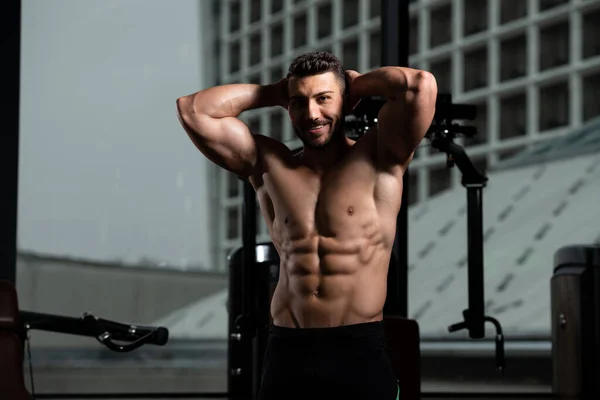 Young Man Standing Strong Gym Flexing Muscles Μυϊκός Αθλητικός Bodybuilder — Φωτογραφία Αρχείου