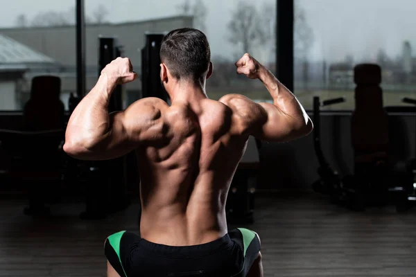 Beau Jeune Homme Debout Fort Dans Gymnase Les Muscles Flexibles — Photo