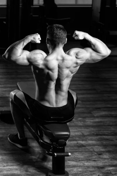 Hombre Joven Guapo Pie Fuerte Gimnasio Músculos Flexión Muscular Atlético — Foto de Stock