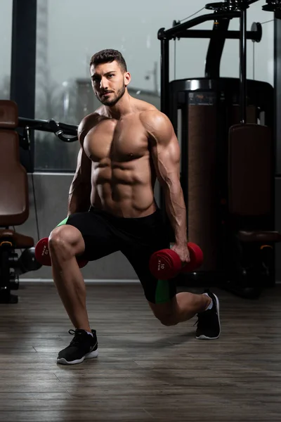 Homem Forte Ginásio Exercício Pernas Com Halteres Muscular Muscular Musculoso — Fotografia de Stock