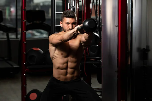 Exercício Homem Com Sino Chaleira Músculos Flexantes Exercícios Modelo Aptidão — Fotografia de Stock