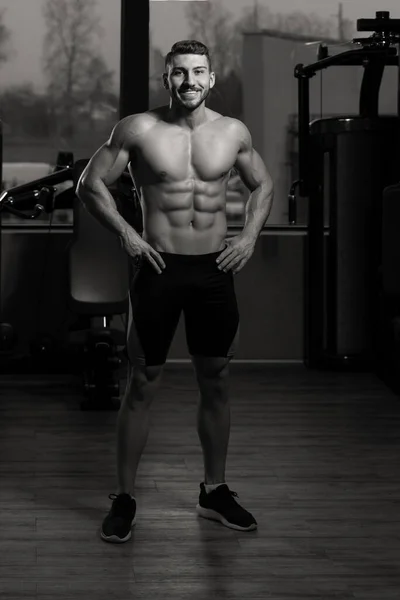 Hombre Joven Pie Fuerte Gimnasio Músculos Flexionantes Muscular Atlético Culturista — Foto de Stock