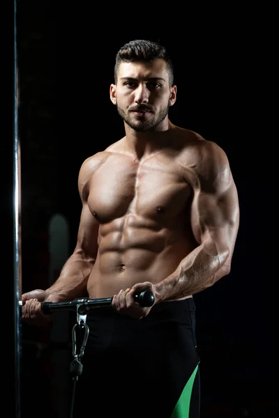 Muscular Fitness Bodybuilder Doet Zware Gewicht Oefening Voor Biceps Machine — Stockfoto