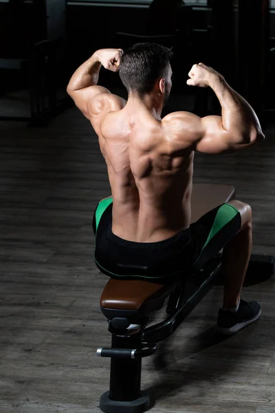 Hombre Joven Pie Fuerte Gimnasio Músculos Flexionantes Muscular Atlético Culturista — Foto de Stock