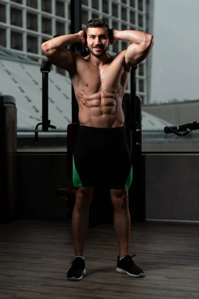 Young Man Standing Strong Gym Flexing Muscles Muskelatletisk Kroppsbyggare Fitness — Stockfoto