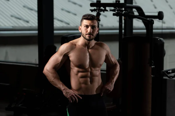 Spor Salonunda Güçlü Duran Genç Adam Kas Atletik Vücut Geliştirici — Stok fotoğraf