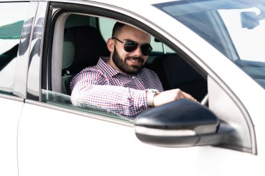 Araba sürmeyi öğrenen bir adamın portresi