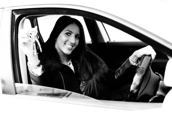 Πορτρέτο Μιας Γυναίκας Που Δείχνει Ένα Κλειδί Αυτοκινήτου Ενώ Κάθεται — Φωτογραφία Αρχείου