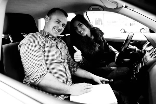 Mujer Joven Recibiendo Una Lección Conducción Coche Mostrando Pulgares Hacia — Foto de Stock