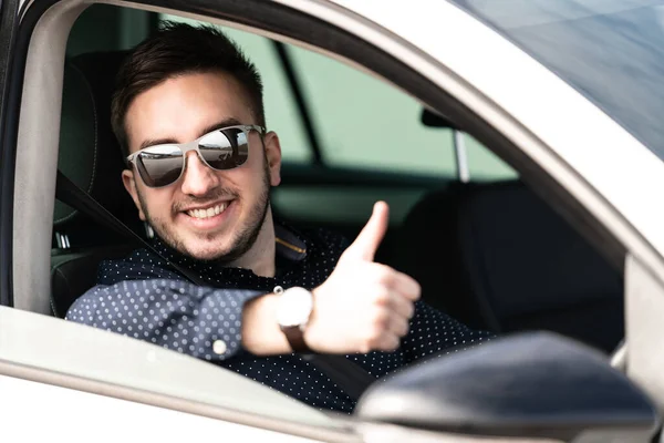 Οδηγός Άνθρωπος Στο Αυτοκίνητό Του Και Δείχνει Thumbs — Φωτογραφία Αρχείου