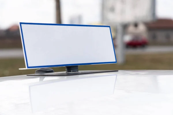Λευκό Σημάδι Μαγνητικό Στην Οροφή Ενός Αυτοκινήτου Copyspace — Φωτογραφία Αρχείου