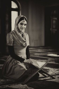 Allah 'a mescitlerde dua eden çekici bir kadın.