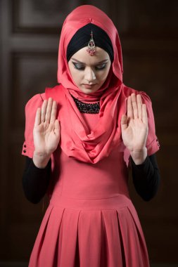 Allah 'a mescitlerde dua eden çekici bir kadın.