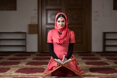 Allah 'a mescitlerde dua eden çekici bir kadın.