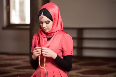 Allah 'a mescitlerde dua eden çekici bir kadın.