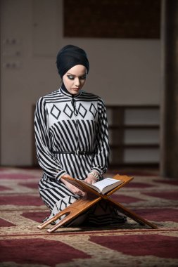 Allah 'ın mescidlerinde, Müslüman kadınlar Allah' a secde ederler.