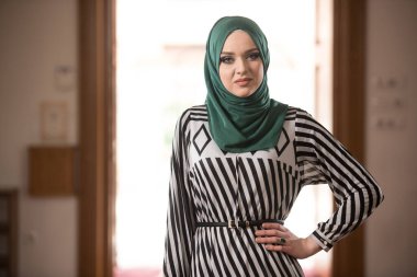 Camide Namaz kılan Genç Müslüman Kadın