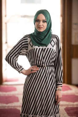 Allah 'a mescitlerde dua eden çekici bir kadın.