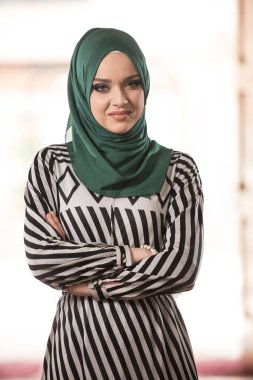 Allah 'ın mescidlerinde, Müslüman kadınlar Allah' a secde ederler.