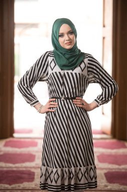 Allah 'a mescitlerde dua eden çekici bir kadın.