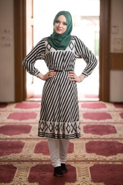 Allah 'ın mescidlerinde, Müslüman kadınlar Allah' a secde ederler.