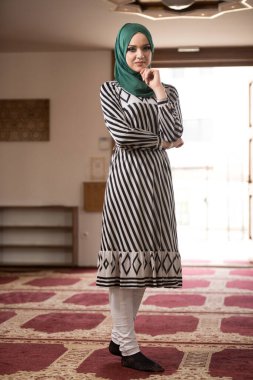 Camide Namaz kılan Genç Müslüman Kadın