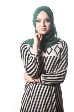 Beyaz Arkaplanda İzole Edilmiş Genç Müslüman Kadın Portresi