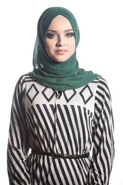 Beyaz Arkaplanda İzole Edilmiş Genç Müslüman Kadın Portresi