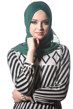 Beyaz Arkaplanda İzole Edilmiş Genç Müslüman Kadın Portresi