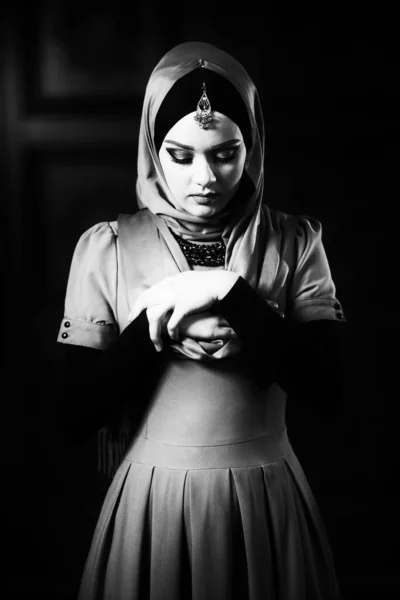 Camide Namaz Kılan Genç Müslüman Kadın — Stok fotoğraf