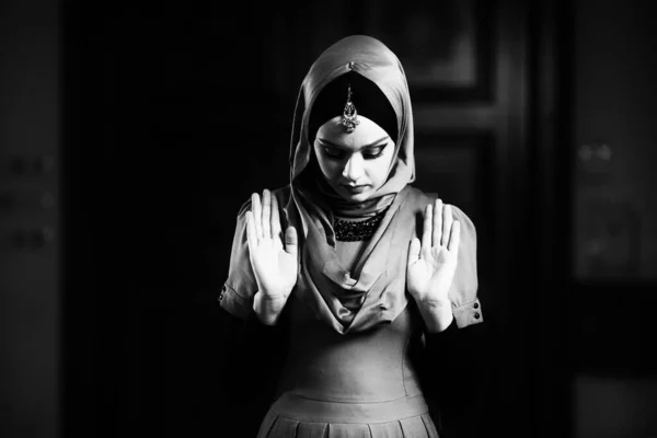 Mulher Atraente Fazendo Oração Tradicional Deus Allah Mesquita — Fotografia de Stock