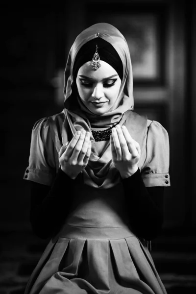 Jovem Mulher Muçulmana Orando Mesquita — Fotografia de Stock
