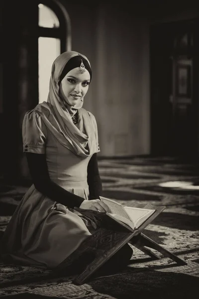 Attractive Woman Making Traditional Prayer God Allah Mosque — Stock Photo, Image