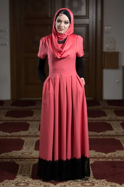 Jonge Moslimvrouw Biddend Moskee — Stockfoto