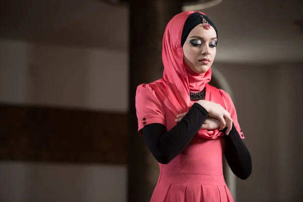 Attractive Woman Making Traditional Prayer God Allah Mosque — Stock Photo, Image