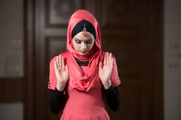 Mulher Muçulmana Fazendo Oração Tradicional Deus Allah Mesquita — Fotografia de Stock