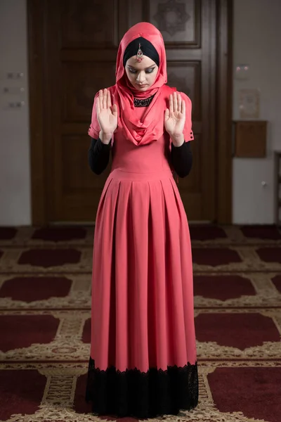 Jovem Mulher Muçulmana Orando Mesquita — Fotografia de Stock