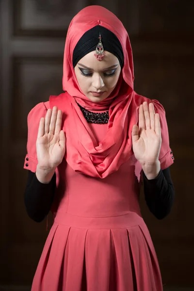 Aantrekkelijke Vrouw Doet Traditioneel Gebed Tot God Allah Moskee — Stockfoto